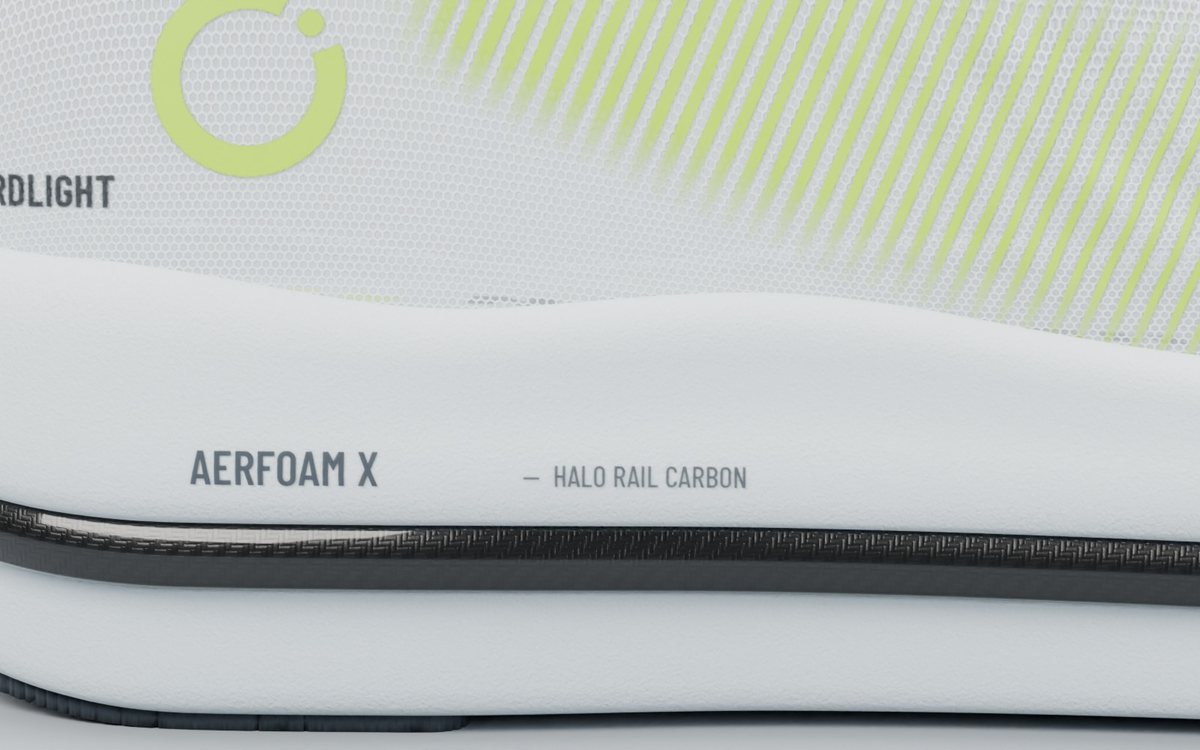 Close-up of the AERFOAM X midsole sidewall with the carbon rail band